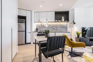West Side Explore Downtown Melb in Chic Condo
