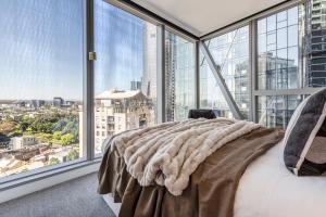 West Side Explore Downtown Melb in Chic Condo