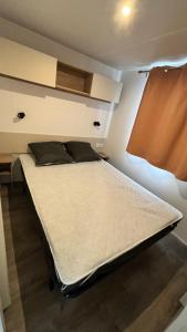 Campings MH T003 3 chambres 38m2 annee juin 2021 Clim TV lave vaisselle dans camping 4 etoiles : photos des chambres