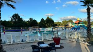 Campings MH T003 3 chambres 38m2 annee juin 2021 Clim TV lave vaisselle dans camping 4 etoiles : photos des chambres