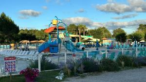 Campings MH T003 3 chambres 38m2 annee juin 2021 Clim TV lave vaisselle dans camping 4 etoiles : photos des chambres