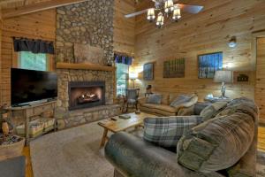 Cozy Creekside Cabin