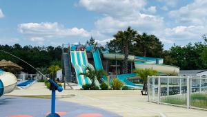 Campings MH T003 3 chambres 38m2 annee juin 2021 Clim TV lave vaisselle dans camping 4 etoiles : photos des chambres