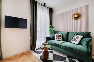 Parisian with air conditioning Eiffel Tower