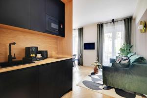 Parisian with air conditioning Eiffel Tower