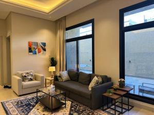 Fancy home W Pool,Gym &private Yard, 15min airpt