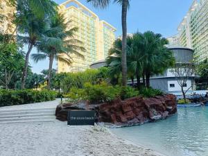 Happy Staycation in Azure Urban Resort Spacious Family Room near SM Bicutan and Manila Airport