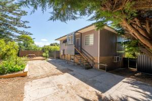 Syds Place A 70s retro beach house Free WIFI