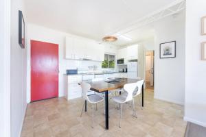 Syds Place A 70s retro beach house Free WIFI