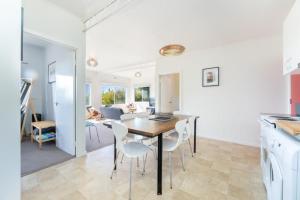 Syds Place A 70s retro beach house Free WIFI