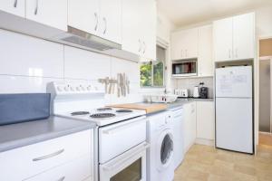 Syds Place A 70s retro beach house Free WIFI