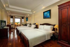 Lucky 3 Hotel & Travel