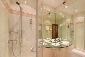 Standard Triple Room with City View room in Golf Hotel René Capt