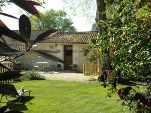 Gîtes La Ferme du Bellay - Côté Jardin - 蒙特勒伊贝莱