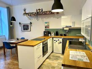 2-bedroom apartment with small courtyard - city center