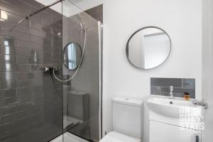 OnSiteStays Dartford 4BR House with Garden, bathroom and ensuite