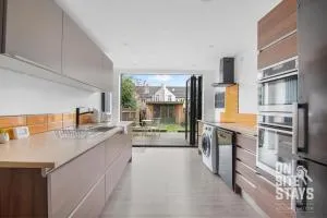 OnSiteStays Dartford 4BR House with Garden, bathroom and ensuite - Crayford