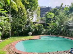 Serene Villa with Pool & Large Garden - 拉维尼亚山