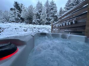 Cour ancienne école avec Jacuzzi privé