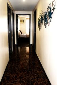 Spacious 3 Bedrooms with wifi access and pool near SM MOA Arena