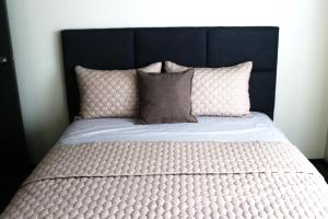 Spacious 3 Bedrooms with wifi access and pool near SM MOA Arena