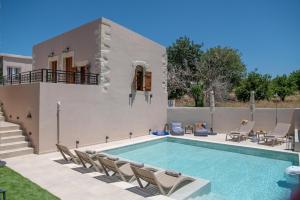 Pavlina Villa , a hidden gem with heated pool and ping pong!