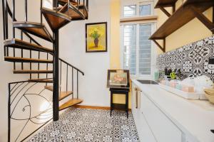 Center, natural light, fully equipped modern