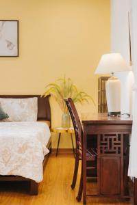 Center, natural light, fully equipped modern