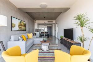 Gorgeous Bright Cool 1BD Residence Views! #359