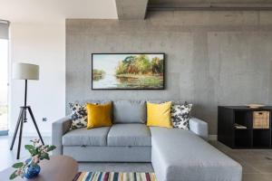 Gorgeous Bright Cool 1BD Residence Views! #359