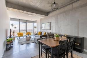 Gorgeous Bright Cool 1BD Residence Views! #359