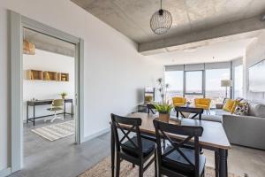 Gorgeous Bright Cool 1BD Residence Views! #359