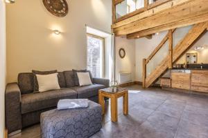 Apt Arsene 6 Chalet-Style Near Ski Sleeps 6 - Happy Rentals