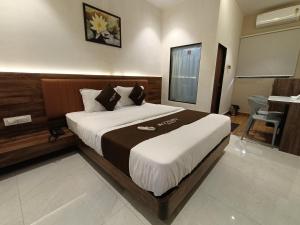 HOTEL MOON LITE RESIDENCY - Marve Road Malad West