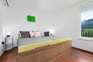 Apartment with Balcony and Mountain View Oleandra 5