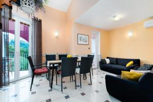 Apartment with Balcony and Mountain View Oleandra 5