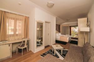 Superior Suite with Balcony and Side Sea View room in Boutique Hotel Marco Polo