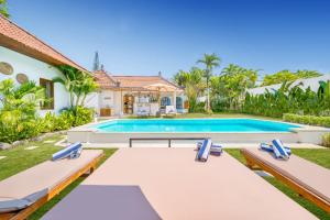 Villa Cologne - 6 BDR Villa, 2 Private Pools & Huge Garden, Walk to the Beach