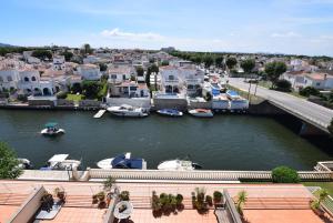 224-Apartamento con vistas a canal y piscina