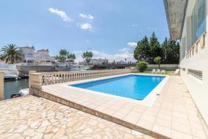 224-Apartamento con vistas a canal y piscina