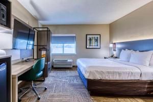 Queen Room - Accessible/Non-Smoking room in Comfort Inn Shepherdsville - Louisville South