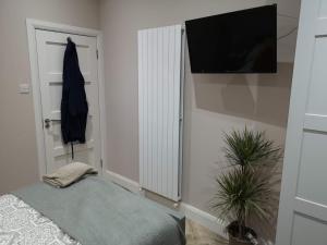 Stylish studio own entrance in Victorian House