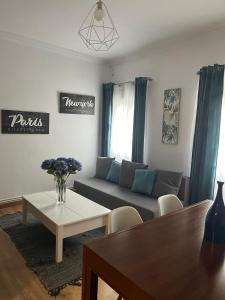 Bajo al lado del Ayuntamiento