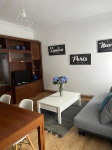 Bajo al lado del Ayuntamiento