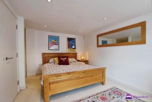 Queens House 2 bed City Centre Apartment - STAYSEEKERS