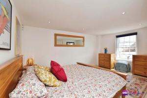 Queens House 2 bed City Centre Apartment - STAYSEEKERS