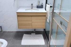 Luxurystudio with study, a pool andgym