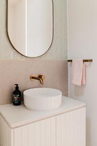 La Bella Beach House-Sleeping 9, Wood Fire, Aircon