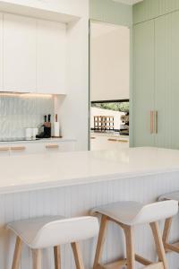 La Bella Beach House-Sleeping 9, Wood Fire, Aircon