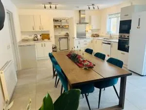 Modern and Spacious Edinburgh home with large garden - Lasswade